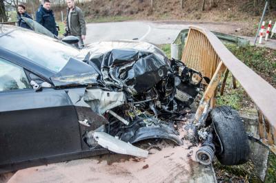 Backnang: BMW schleudert in Bruecke - Fahrer verletzt